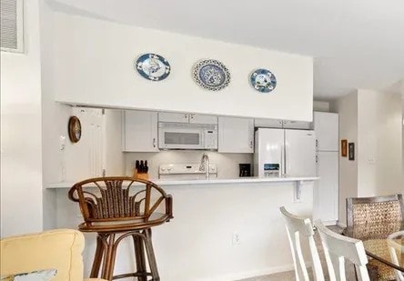 Modern kitchen with decorative blue plates